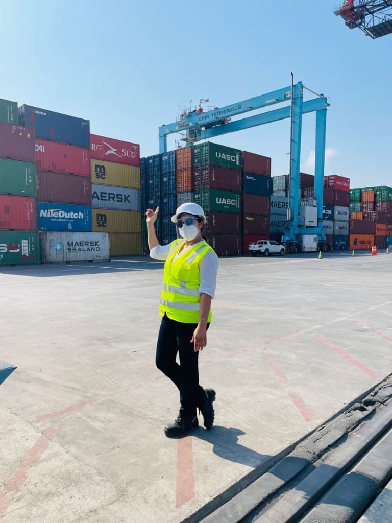 Port logistics coordination supporting clear commercial documentation for export